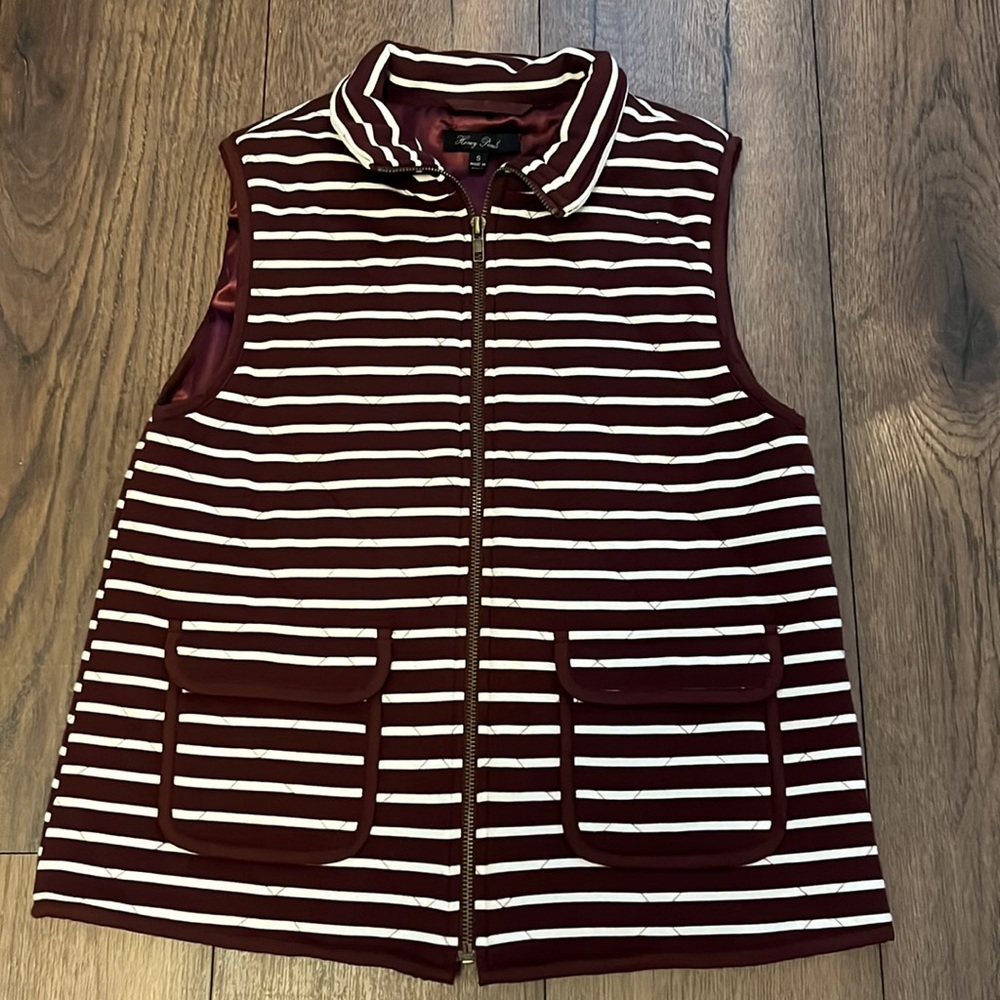 Honey Punch vest quilted maroon and white size small